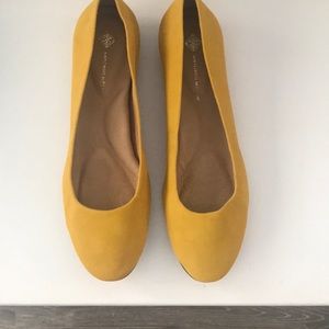 ‼️price drop - then donate‼️NIB ANTONIO MELANI mustard flats sz10
